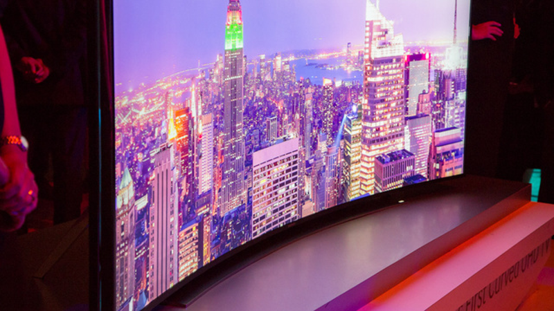Illustration for article titled El impresionante televisor 4K curvado, gigante y flexible de Samsung